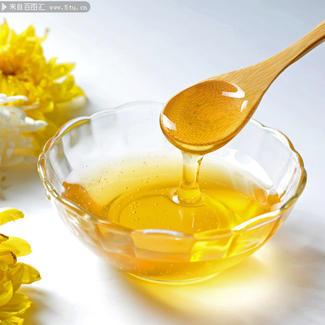 装在玻璃杯的野蜂蜜图片