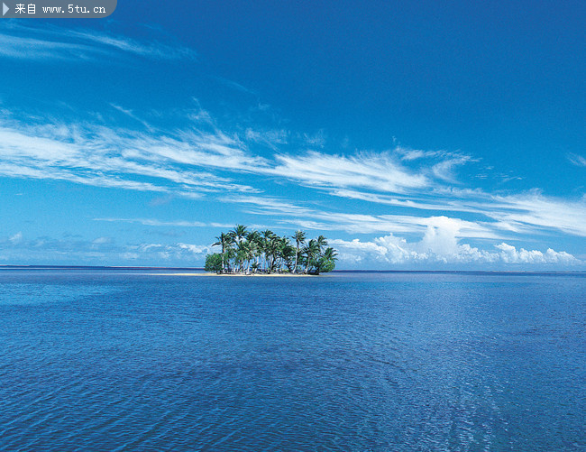 一望无际的海洋 蓝天白云背景图