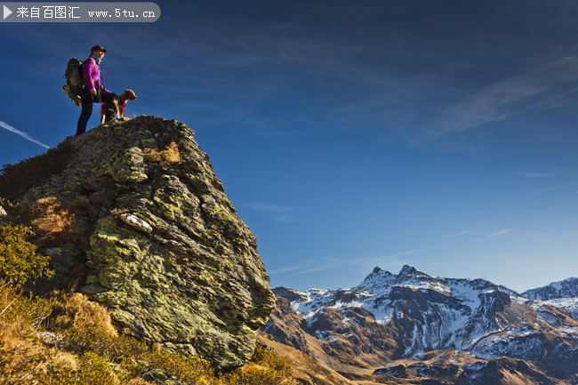 一览众山小的登山人物高清图片