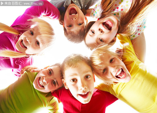 儿童笑脸below_view_of_happy_children