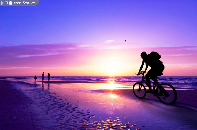 朝阳下的海边沙滩美景 骑单车人物图片
