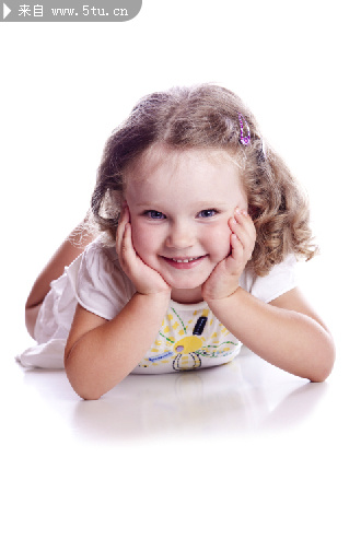 可爱国外小女孩双手托腮高清图片