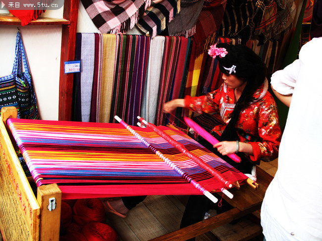 织布姑娘瞬间摄影图片