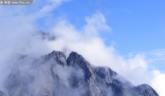 云雾缭绕的山顶图片素材