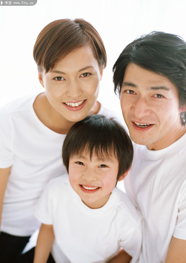 一家三口人物图片温馨一家人素材