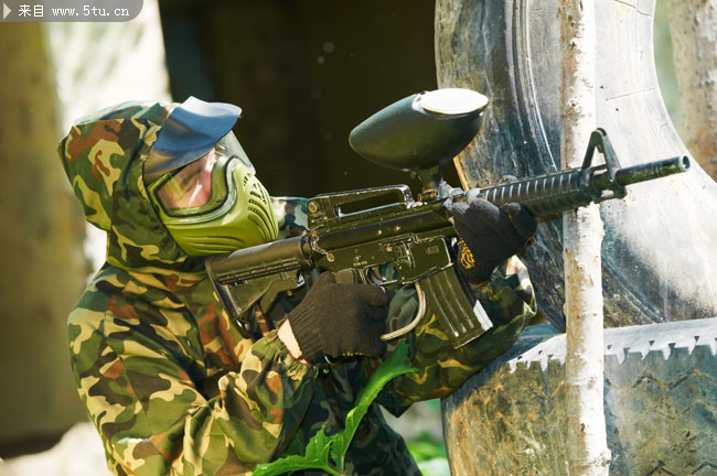 侧靠掩体军事人物高清图片素材