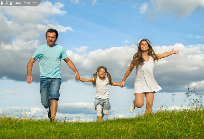 幸福的一家人外出游玩的摄影图