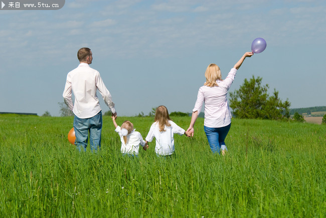 幸福的一家人外出游玩的摄影图