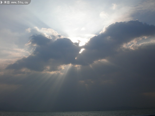 云层上的太阳图片素材