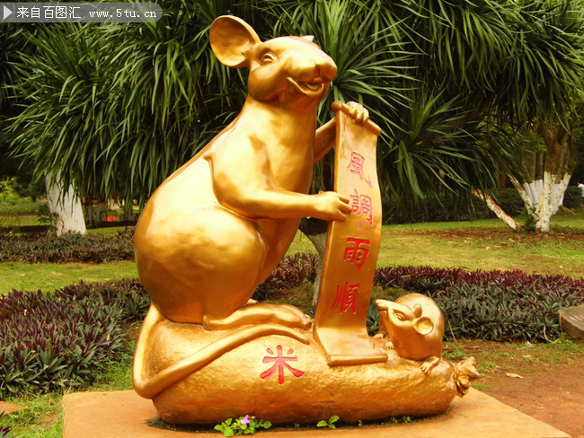 金色老鼠雕像摄影图片