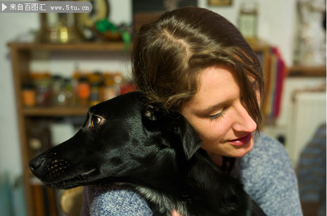 女人和狗的照片